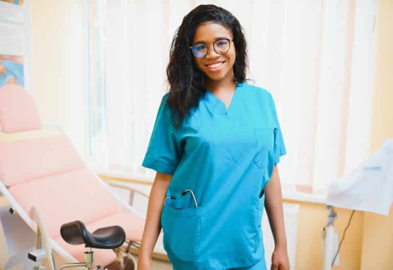 How to Get Medical Assistant Training With a Full-Time Job