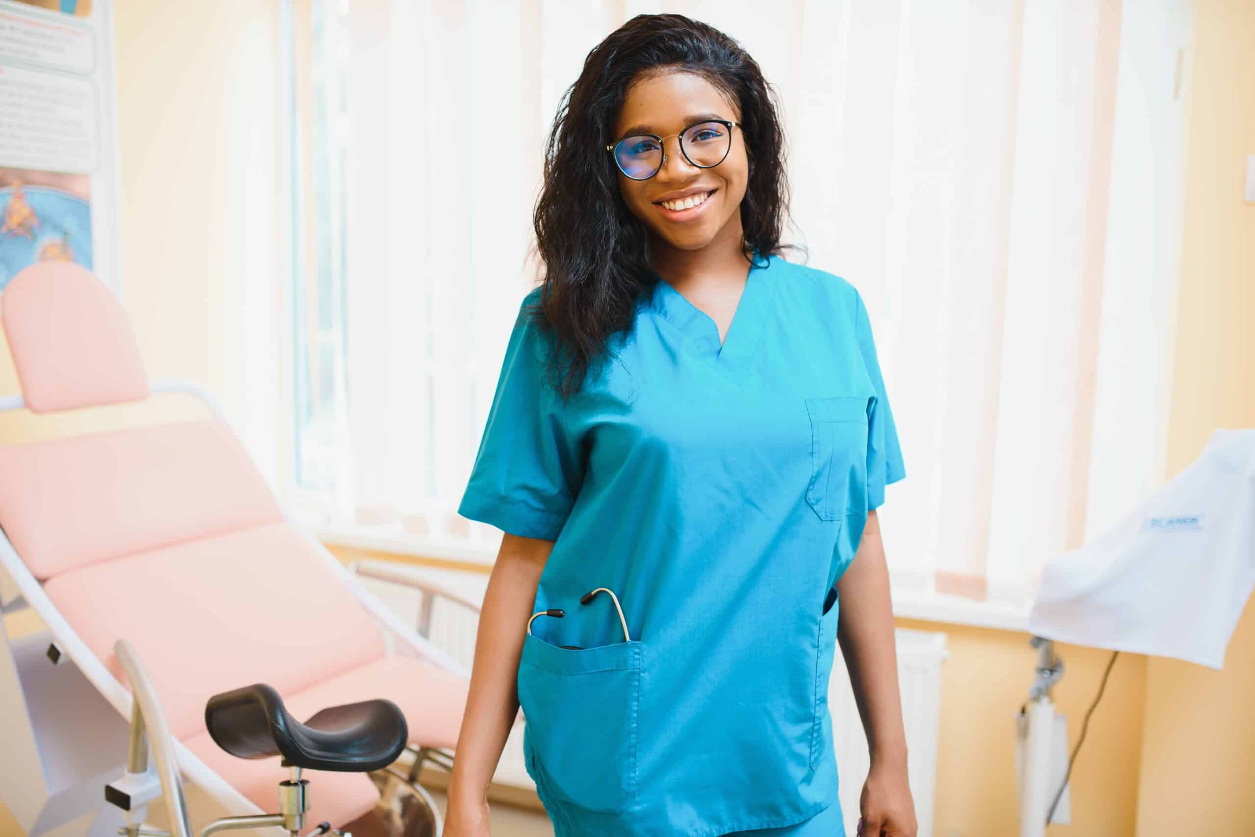 How to Get Medical Assistant Training With a Full-Time Job